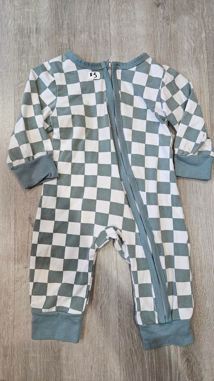 3-6 Month Old Onesie Unknown Brand (tags ripped off)